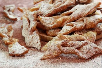 Tak faworki robiły nasze babcie i prababcie. To najbardziej klasyczny i najlepszy sposób