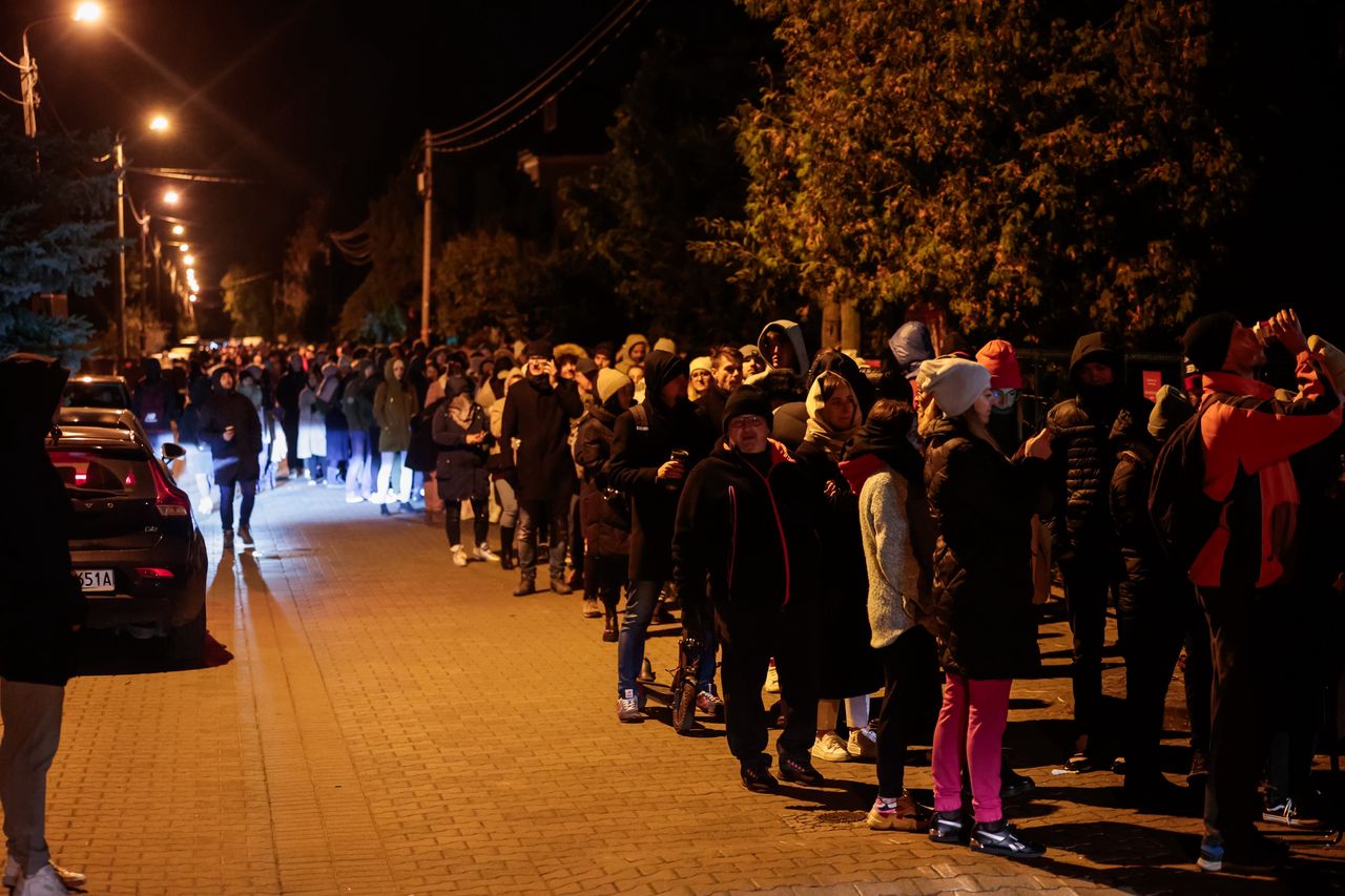 Donosili im herbatę. Stali w jednej z najdłuższych kolejek w Polsce