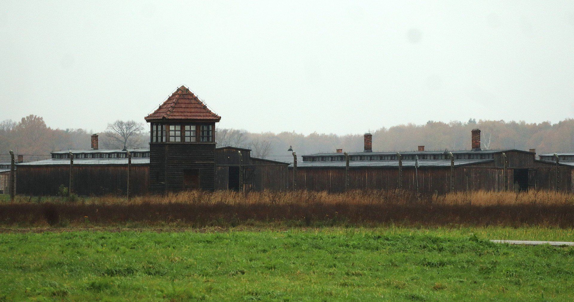 Od strony Bramy Śmierci zostało historyczne ogrodzenie byłego KL Birkenau