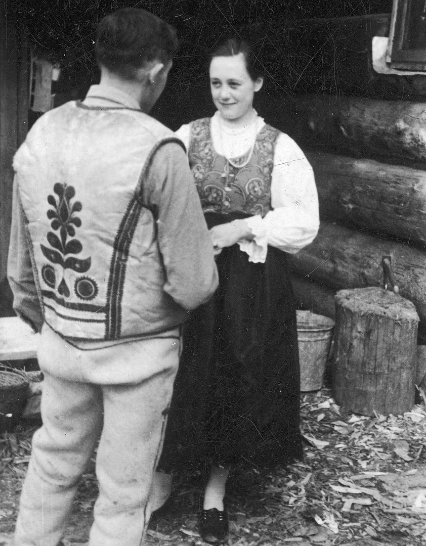 Góral i góralka z Leśnicy w strojach regionalnych