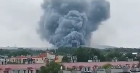 Ogromny pożar na stacji demontażu pojazdów w Zawierciu. Jedna osoba ranna