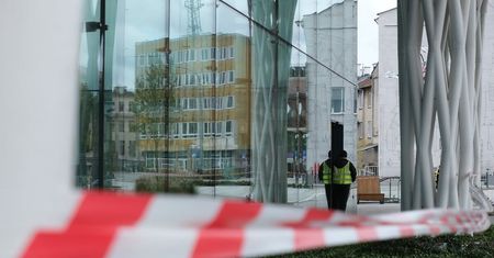 Paraliż Lublina! Alarmy bombowe w ośmiu szkołach i na Dworcu Lublin. Trwa ewakuacja, autobusy kierowane pod Arenę
