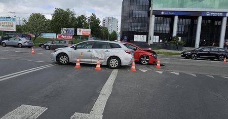 Nie ustąpiła pierwszeństwa. Zderzenie trzech aut na ul. Zana [ZDJĘCIA]