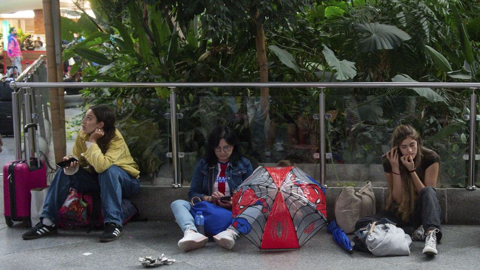 Kilku podróżnych z odwołanymi podróżami czeka na stacji Atocha-Almudena Grandes, 3 września 2023 r. w Madrycie (Hiszpania). 