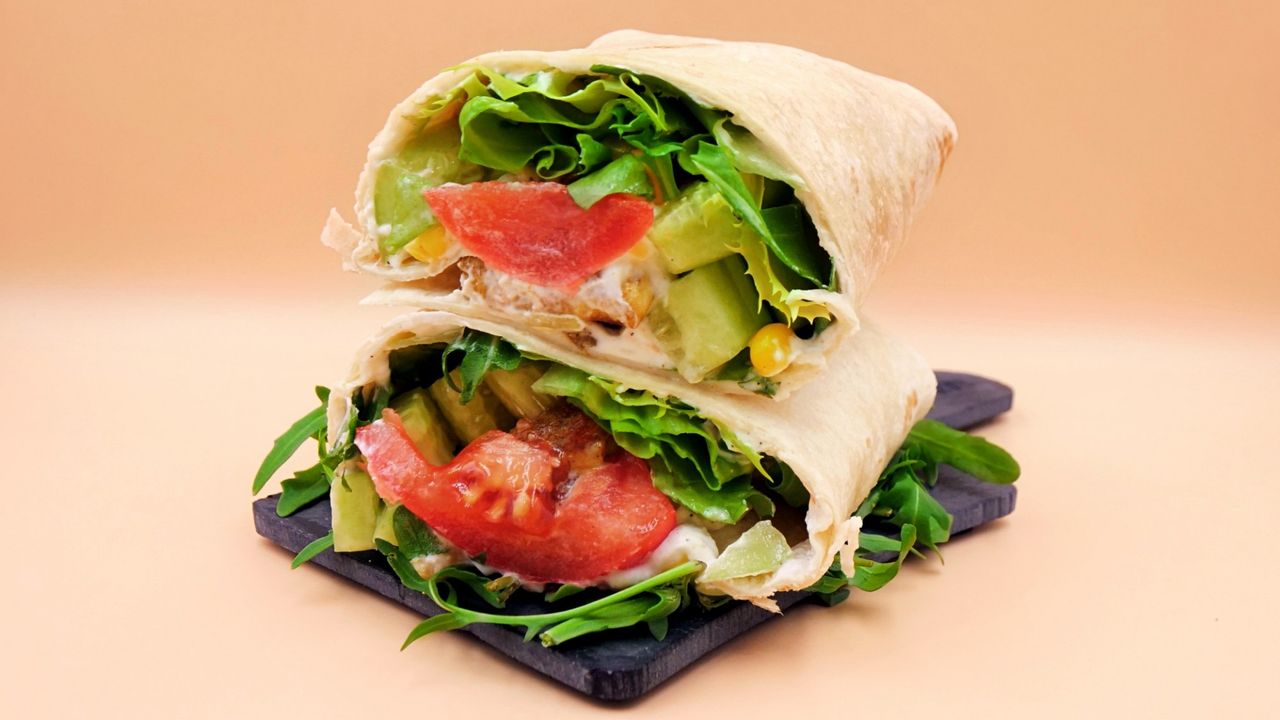 Tortilla z kurczakiem, warzywami i sosem czosnkowym. Pełnowartościowe danie