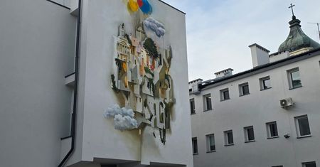 Nowy mural w centrum Płocka. Można go zobaczyć na dziedzińcu ratusza
