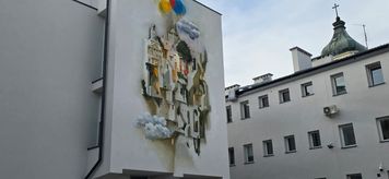 Nowy mural w centrum Płocka. Można go zobaczyć na dziedzińcu ratusza