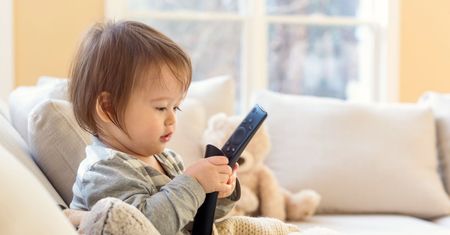 Piloty i zabawki pod lupą. Jak ograniczyć ryzyko połknięcia baterii przez dziecko?