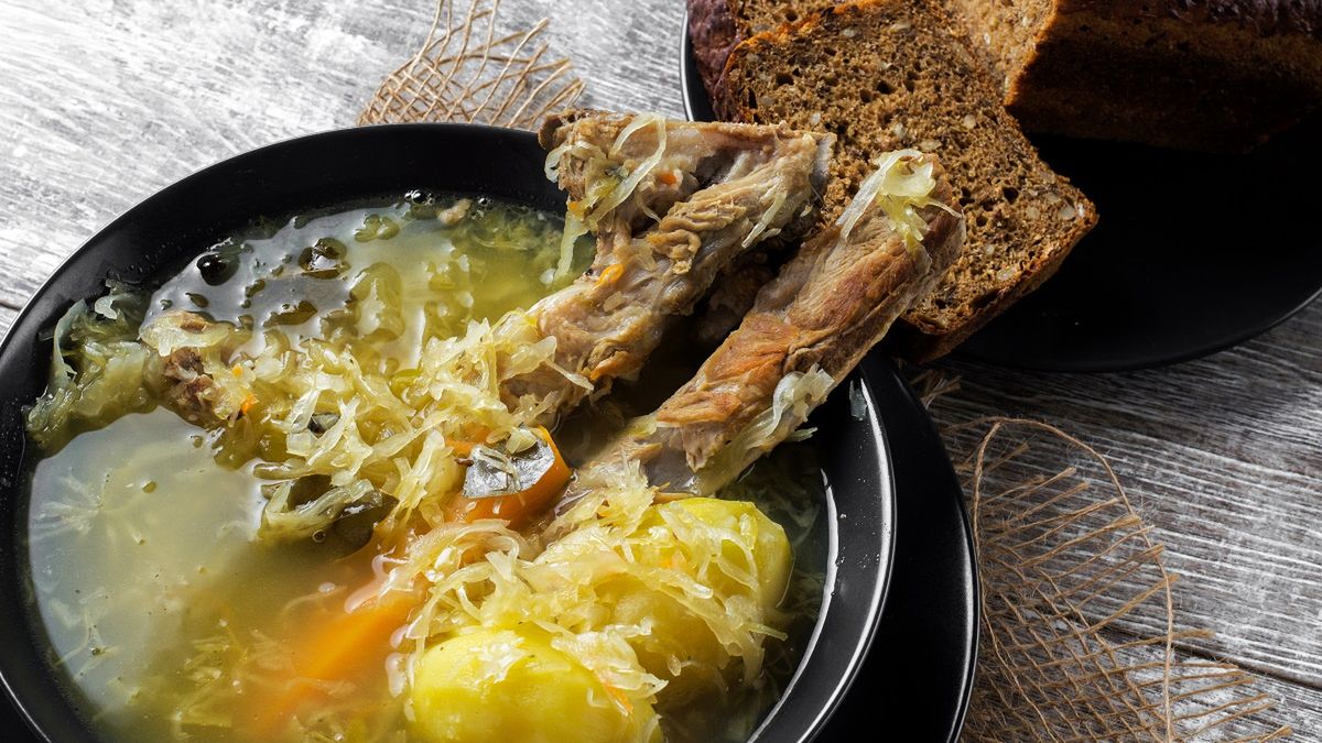 Kiedy za oknem siarczysty mróz, górale gotują tylko taką zupę. Rozgrzewa jak żadna inna