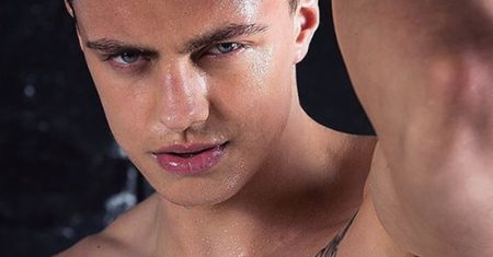 Rafał Jonkisz pokazuje mokrą pachę (FOTO)