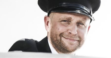 Piotr Adamczyk jako kierowca-bigamista w "Mayday". Tego jeszcze nie było