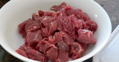 Surowa jagnięcina pokrojona w kostkę lub na kebab (samo mięso z udźca i łopatki)