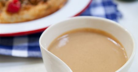 Sos z masła orzechowego, wody i sosu sojowego