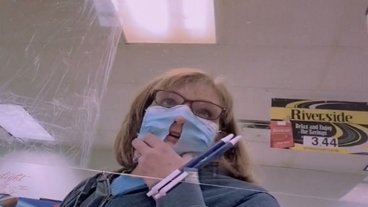 Klientka stacji wycięła dziurę w maseczce ochronnej, żeby ułatwić sobie oddychanie