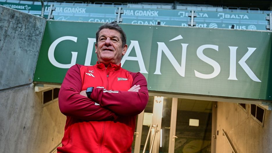 Angielski szkoleniowiec John Carver pracuje w Lechii Gdańsk od grudnia 2024 roku. Już wiadomo, że nadal będzie z biało-zielonymi