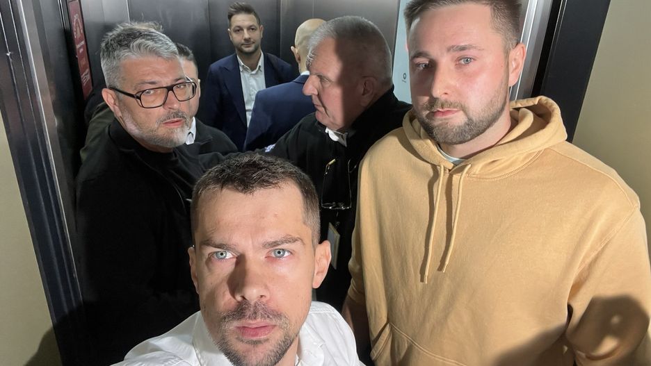 Zamknęli Jakiego w windzie. Interweniowała policja. Jest nagranie