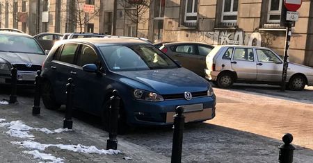 Wkładają karton w zderzak. Co piąty kierowca czuł różnicę