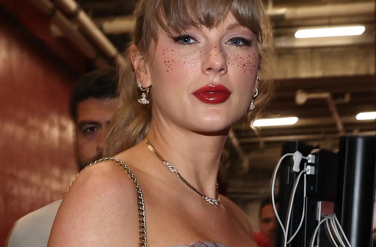 Taylor Swift in glittery freckles