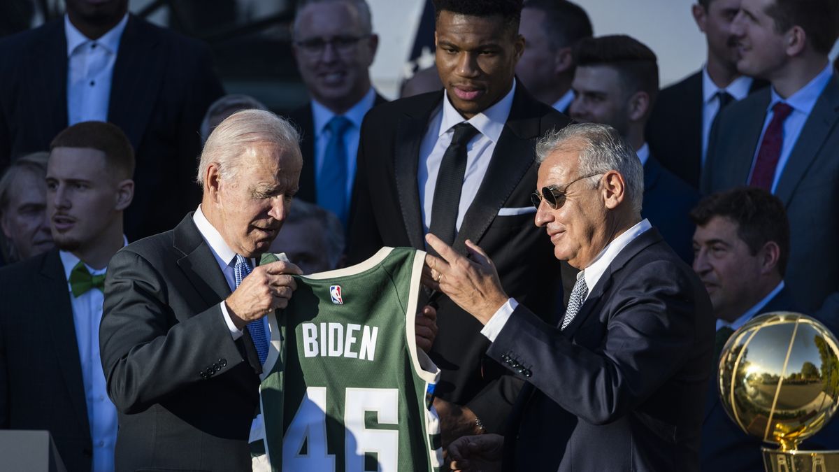 prezydent USA Joe Biden (z lewej) otrzymuje pamiątkową koszulkę Milwaukee Bucks