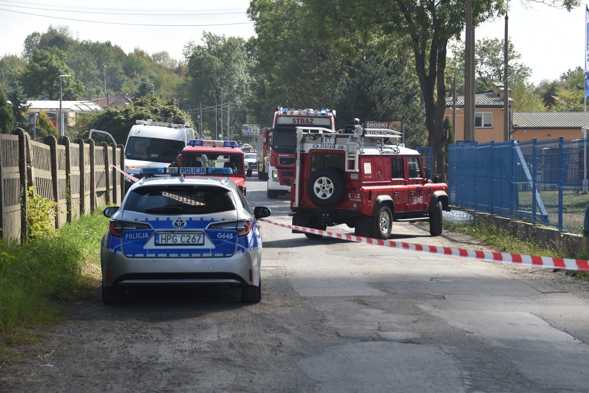 Akcja gaśnicza w Tarnowie. Strażacy dogaszają pogorzelisko po pożarze hali, w której składowane były znicze