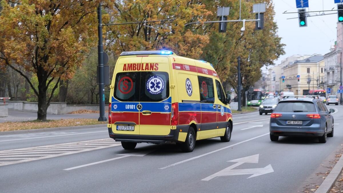 Karetka jadąca na sygnałach
