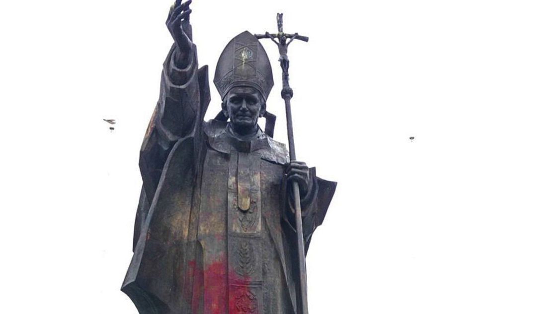 Nieustaleni jak dotąd sprawcy zdewastowali pomnik Jana Pawła II w Szczecinie. 