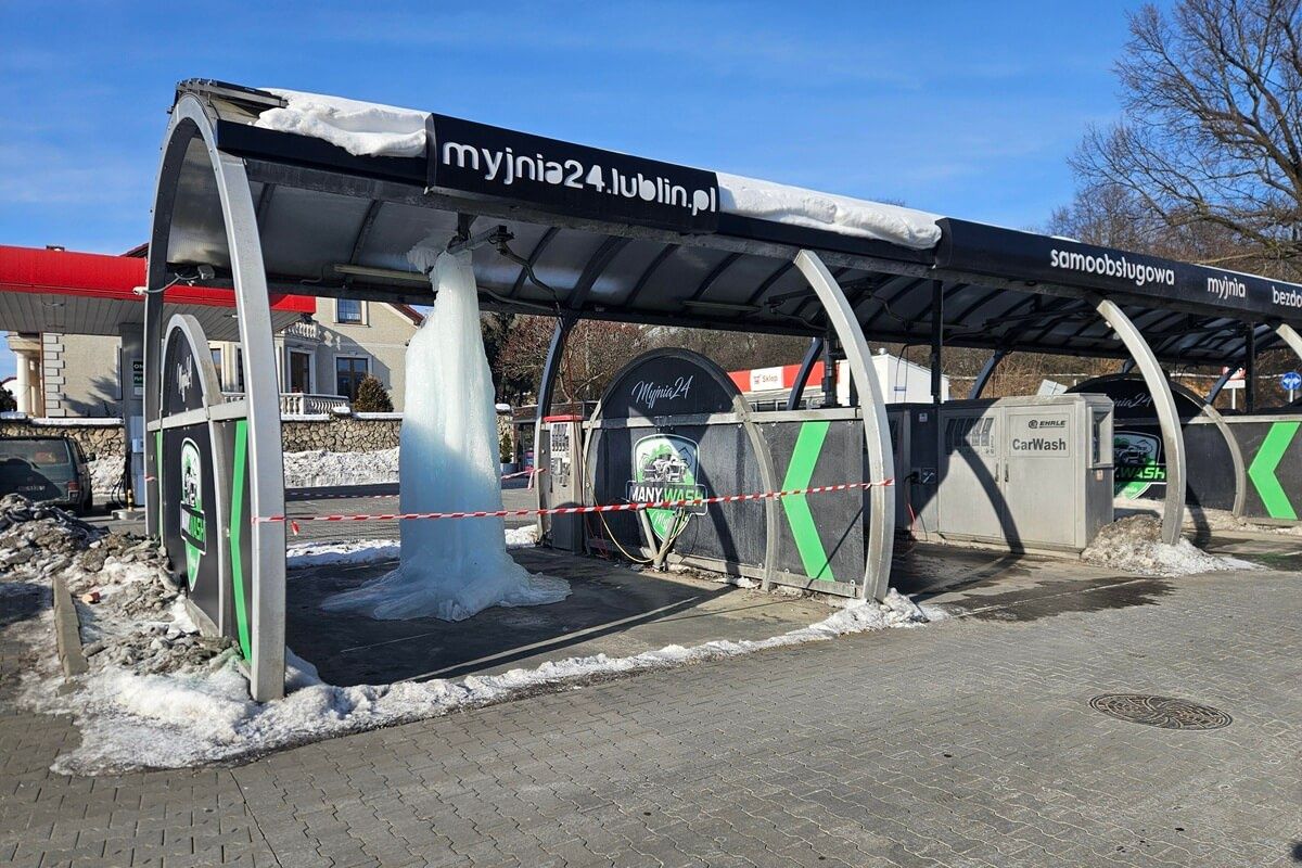 Lodowa kolumna na myjni bezdotykowej w Lublinie