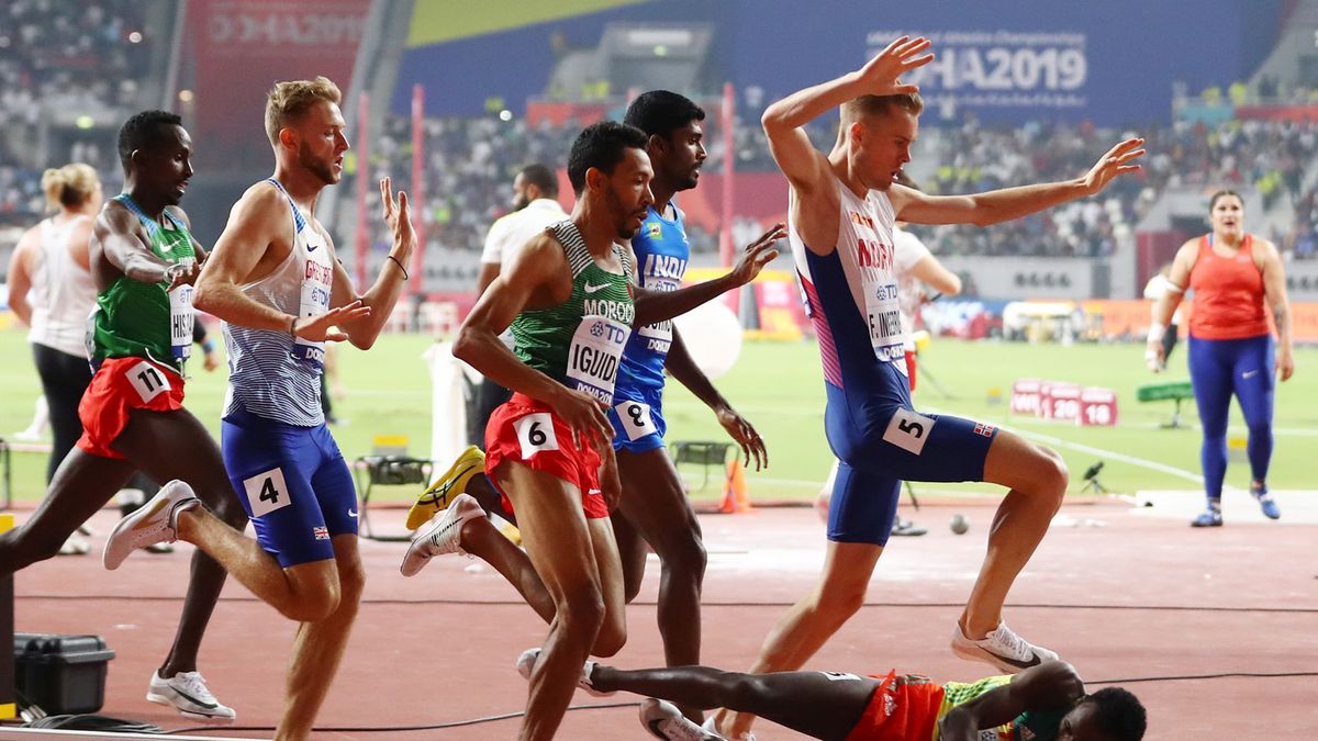 Teddese Lemi (Etiopia) przewrócił się w biegu eliminacyjnym na 1500 m, nad nim Filip Ingebrigtsen (Norwegia)