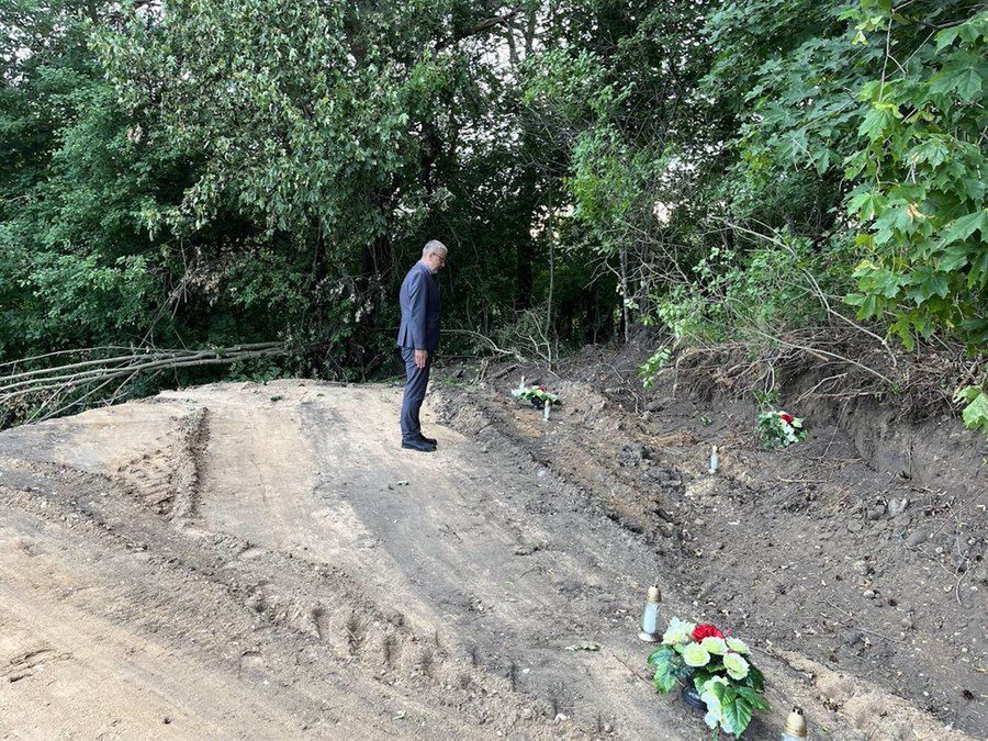 Reżim Łukaszenki zrównał z ziemią kwaterę żołnierzy AK. Polski dyplomata zapalił w tym miejscu znicz pamięci