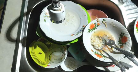 Nie myjesz naczyń od razu? Psycholożka mówi, kto tak robi