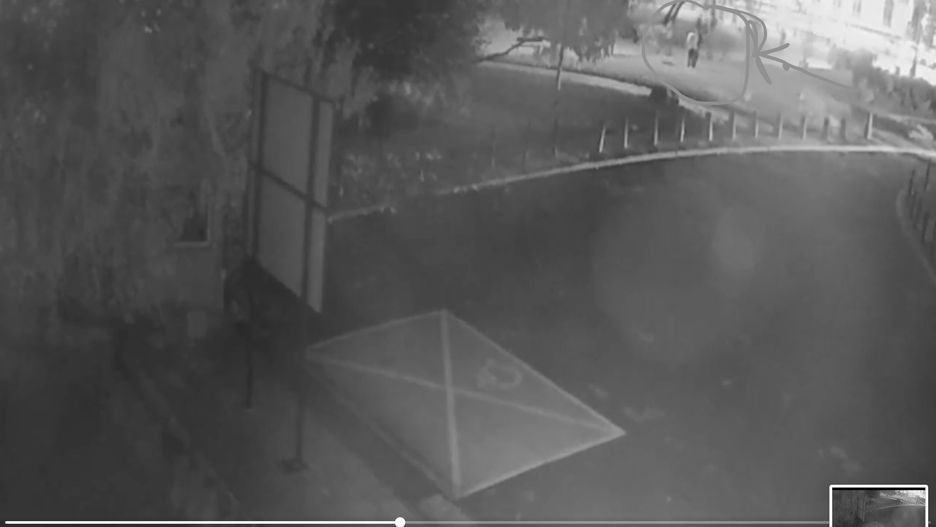 Stołeczna policja pokazała nagrania z kamer miejskich, które zarejestrowały weekendową bójkę przy placu Małachowskiego. Funkcjonariusze liczą na to, że jacyś świadkowie będą mogli doprecyzować szczegóły dotyczące tego zdarzenia (Twitter)