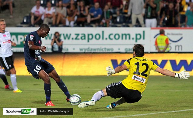 Djousse marnuje sytuację sam na sam z bramkarzem w sobotni wieczór