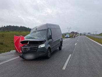 Dybowo: Wypadek na drodze ekpresowej S61. Laweta zderzyła się z busem