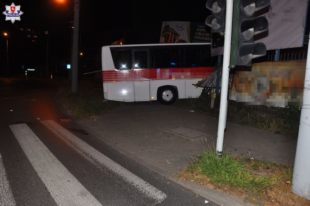 Autokar wjechał w ogrodzenie targowiska przy ul. Wileńskiej w Lublinie