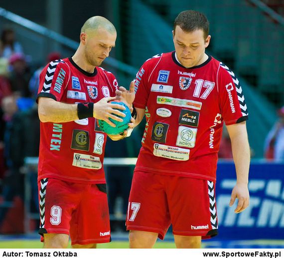 Artur Chrapa (z prawej) zdobył zwycięską bramkę w meczy przeciwko Wybrzeżu Gdańsk.