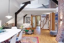 Mieszkanie na poddaszu w stylu skandynawskim: jasno, przytulnie, z cegłą