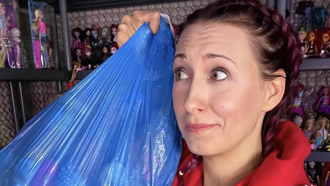 Jest właścicielką lumpeksu, pokazuje, co znajduje w kieszeniach