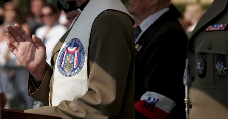 Tyle zarabiają księża w służbach. Ministerstwa się tłumaczą