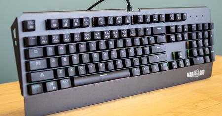Wystarczyły niebieskie przełączniki i Mad Dog GK900 RGB już mnie miał. Test klawiatury dla graczy