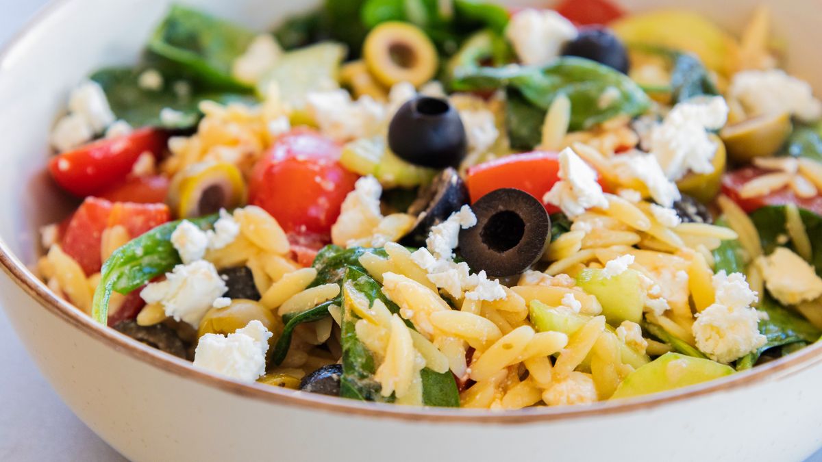 Sałatka z makaronem orzo