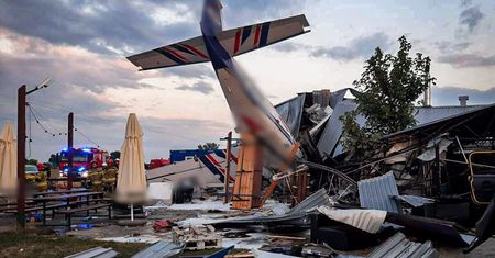 Tragedia na Mazowszu, samolot runął na hangar. 5 osób nie żyje