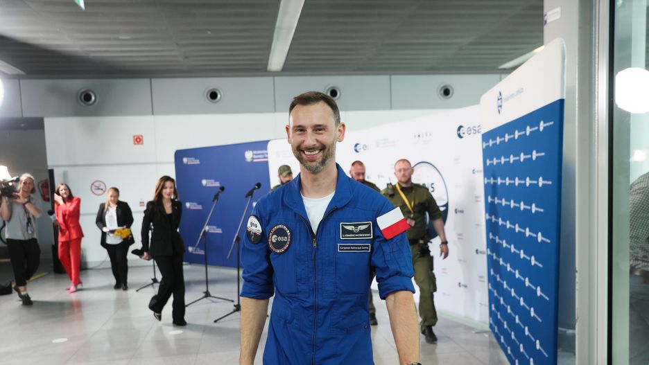 Warszawa, 24.07.2025. Polski astronauta, członek załogi misji Axiom-4 dr Sławosz Uznański-Wiśniewski (C) po zakończeniu konferencji prasowej w Porcie Lotniczym im. Chopina na Okęciu w Warszawie, 24 bm. Polski astronauta wrócił do kraju na pokładzie specjalnego rządowego samolotu. (amb) PAP/Leszek Szymański