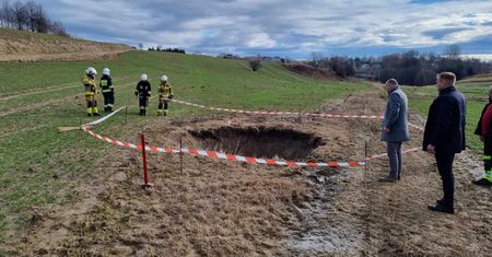 Dziura pojawiła się na środku pola. Zaskakujące hipotezy