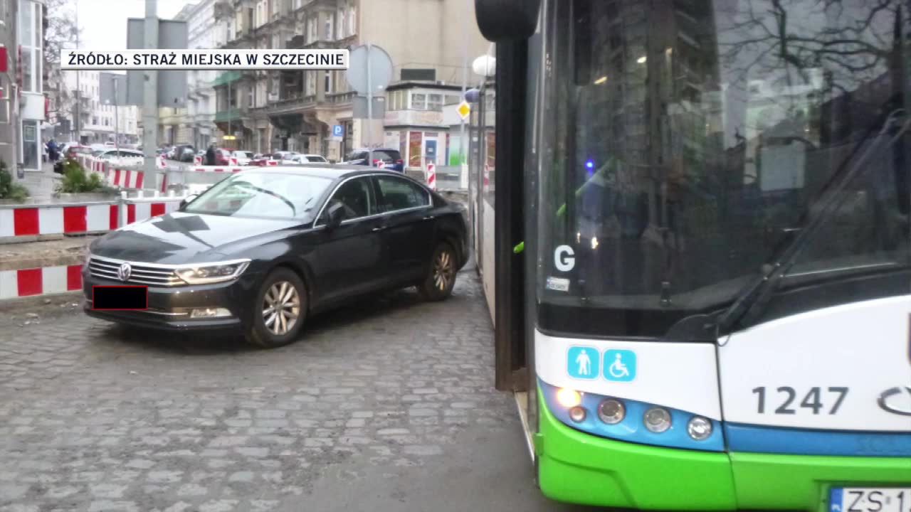 5 tysięcy mandatu i koszt holowania. “Drogie parkowanie” na trasie autobusu w Szczecinie