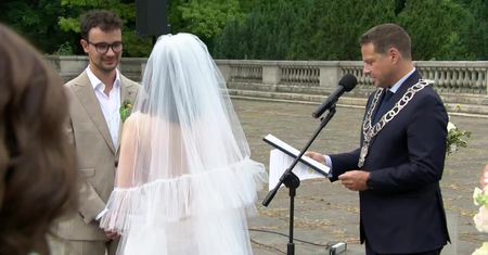 Wygrali aukcję dla WOŚP, więc prezydent Warszawy udzielił im “magicznego ślubu”
