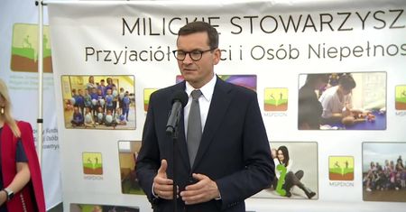 Premier: Solidarne społeczeństwo przede wszystkim wyciąga rękę do najsłabszych