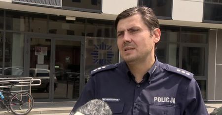 Głodna sześciolatka ruszyła pociągiem do babci. Pijana mama spała