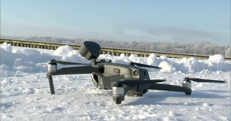 Łowią na lodzie nawet 300m od brzegu. Policyjny dron ostrzega i obserwuje