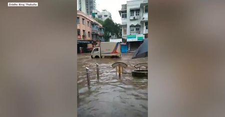 Monsun nawiedził Bombaj. Ulice zalała woda, a w mieście doszło do paraliżu komunikacyjnego.