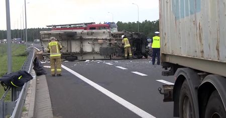 13 osób trafiło do szpitali po wypadku autokaru na A1 niedaleko Kutna.